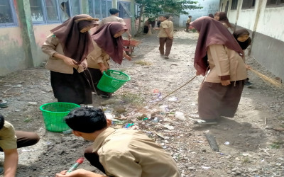 GOTONG ROYONG MENYAMBUT KEMERDEKAAN RI